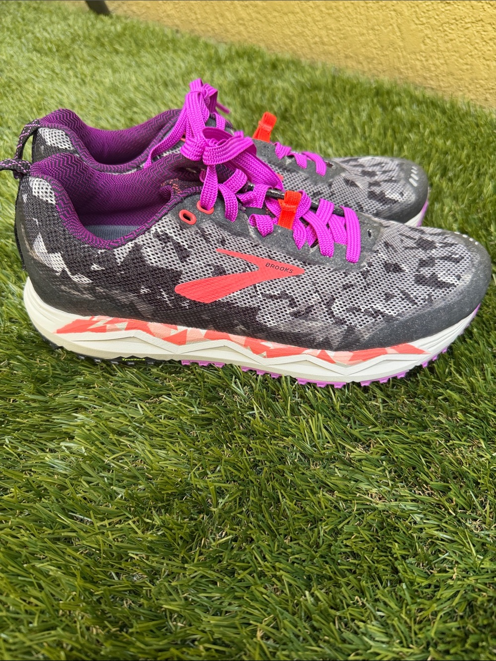 Brooks Women’s Caldera 3 running Shoes Size 9.5 B Black Purple NEW without tags